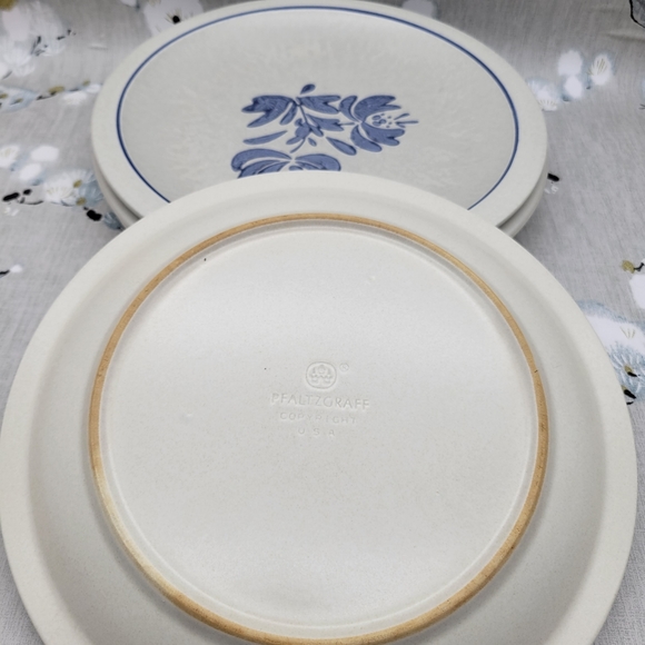 Vintage Pfaltzgraff Stoneware Yorktowne Dinner Plates - Picture 5 of 7